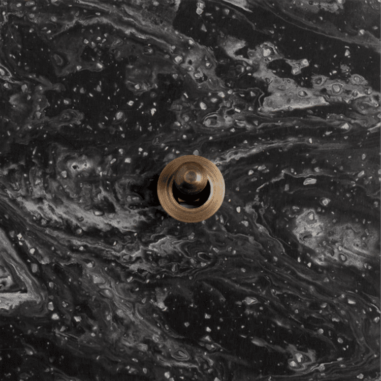 zwart dessin zwarte plaat met klassieke messing schakelaar